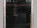 un miroir posé sur le sol d'une pièce