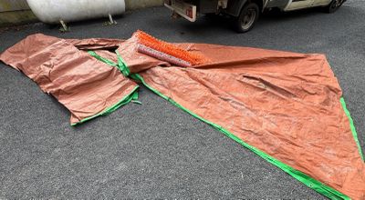 2 baches de toiture et 1 rouleaux de filets de balisage de c…