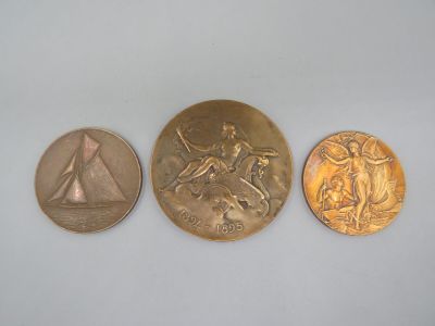 trois types de pièces différents sont présentés sur une surface blanche