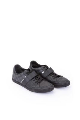 Louis VUITTON - Paire de sneakers lacées "Cover" en toile da…