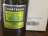 une bouteille de vin posée sur une table à côté d'un carton de vin