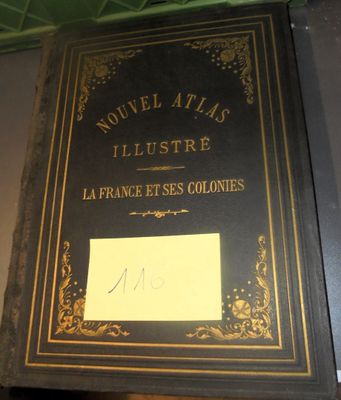 une affiche accrochée au mur d'un restaurant sur laquelle on peut lire : « Nouveau Atlas illustré de la France et de ses colonies »