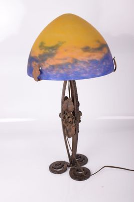 l'image d'une lampe posée sur une table