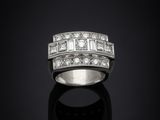 une bague en or blanc sertie de diamants taille baguette et de diamants