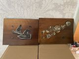 deux œuvres d'art posées sur une table