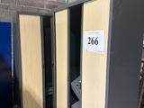 deux casiers dans un immeuble, avec une pancarte sur la porte