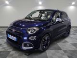 Le SUV Fiat bleu est garé dans une pièce au sol carrelé.