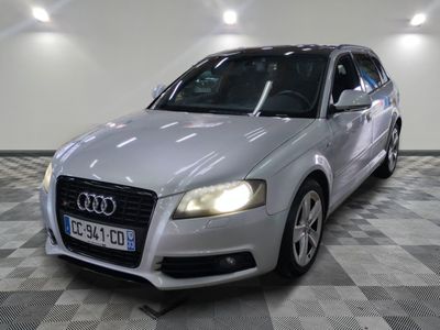 une image d'une voiture audi argentée dans une salle d'exposition