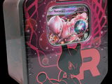 une boîte contenant des articles du jeu de cartes à collectionner Pokémon sur fond noir