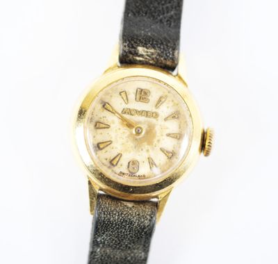 une image d'un gros plan d'une montre-bracelet sur une surface blanche