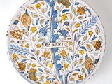 une assiette décorative ornée d'un motif bleu et jaune