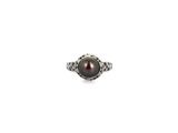 un gros plan d'une bague en perle noire sur fond blanc