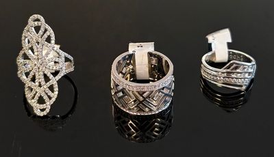 trois types différents de bagues en diamant sur un fond noir