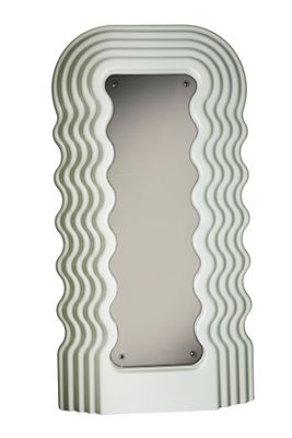 une photo d'un miroir orné d'un motif ondulé