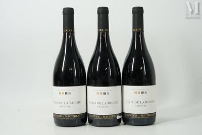 trois bouteilles de vin posées sur une table blanche