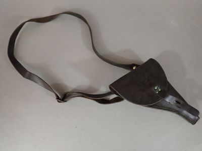 un sac à main en cuir noir orné d'une perle verte