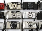 de nombreux modèles d'appareils photo numériques sur la table