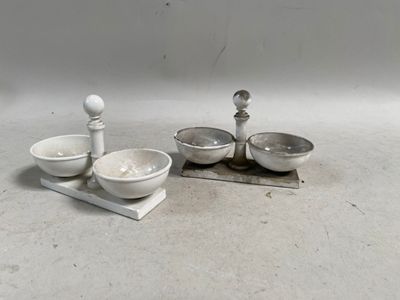 deux bols et une cuillère posés sur une table