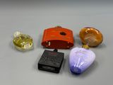 trois flacons de parfum et un étui posés sur une table