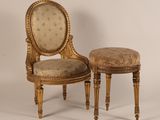 une image représentant deux chaises et un tabouret sur fond blanc