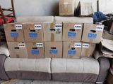 beaucoup de cartons sur le canapé du salon