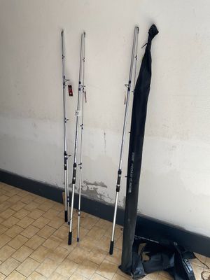 trois paires de béquilles appuyées contre un mur dans une pièce