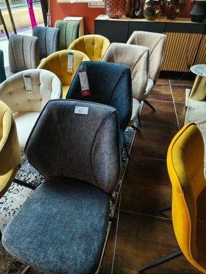 le nombre de chaises qui sont assises ensemble dans une pièce