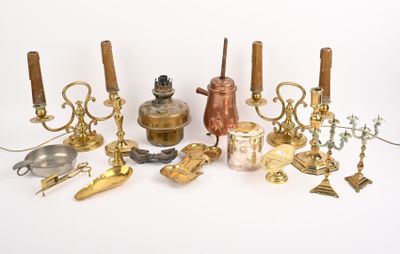 de nombreux objets en laiton de toutes sortes posés sur une surface blanche