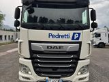 la photo d'un camion blanc garé sur un parking