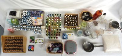 une table sur laquelle se trouvent de nombreux objets différents