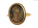 une photo d'une bague sur laquelle figure le portrait d'une femme