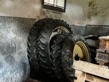 un gros pneu posé dans un coin d'une pièce
