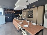 une salle à manger avec une table en bois et des chaises blanches
