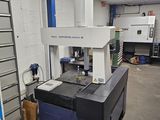 une machine placée au milieu d'une pièce