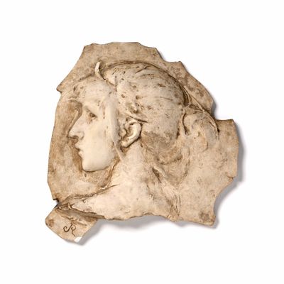une statue représentant une femme portant un chapeau sur la tête