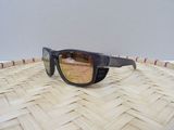 une paire de lunettes de soleil posée sur un panier tressé
