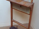 une petite table sur laquelle se trouve un miroir