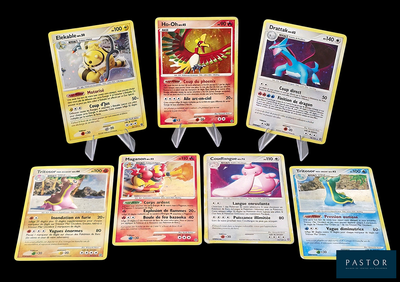 Plusieurs cartes Pokémon sont disposées en cercle sur un fond noir.