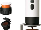 gros plan d'une cafetière sur fond blanc