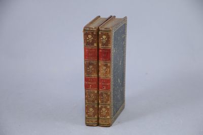 deux livres posés l'un sur l'autre sur une surface blanche