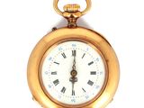 une montre de poche en or avec des chiffres romains sur le cadran