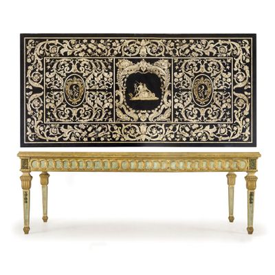 une console peinte en noir et or, ornée d'un motif noir et blanc