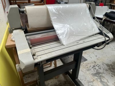 une machine posée sur une table dans une pièce