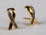 paire de boucles d'oreilles en or et diamants, au motif de ruban