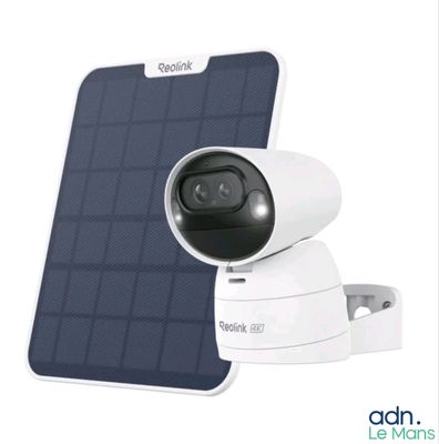 une image représentant une caméra de sécurité alimentée à l'énergie solaire à côté d'un panneau solaire