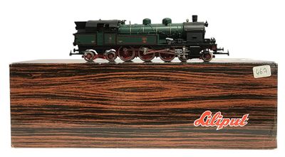 un petit train miniature posé sur un socle en bois, sur fond blanc