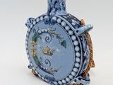 un vase bleu et blanc posé sur une surface blanche