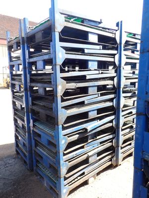 a lot of trays that are sitting on the ground
