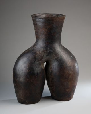 un vase brun posé sur une table