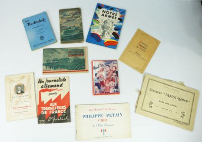 plusieurs livres sur une table avec une nappe blanche